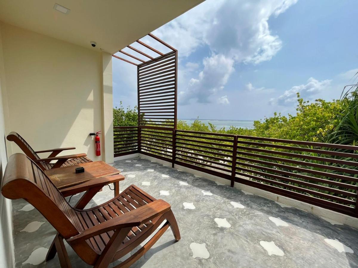 Courtyard Guesthouse Huraa Exteriör bild